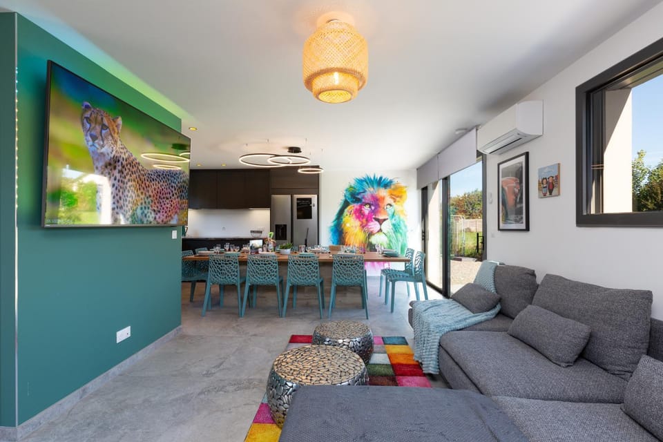 TV and multimedia, Living room, Seating area, Dining area