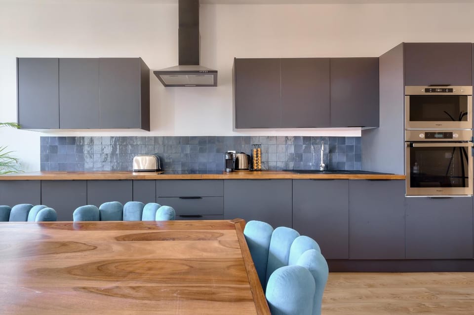 Kitchen or kitchenette, Dining area, minibar, pet friendly, stove, toaster