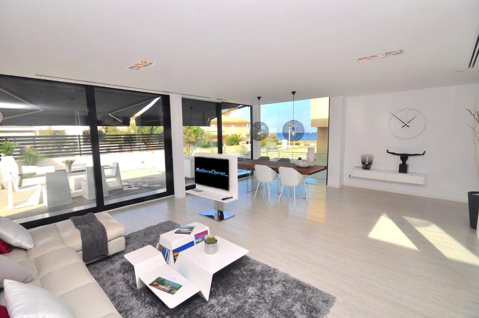 Communal lounge/ TV room, TV and multimedia, View (from property/room), View (from property/room), Living room, Lounge or bar, Seating area, Dining area, Garden view, Garden view, Sea view, Sea view