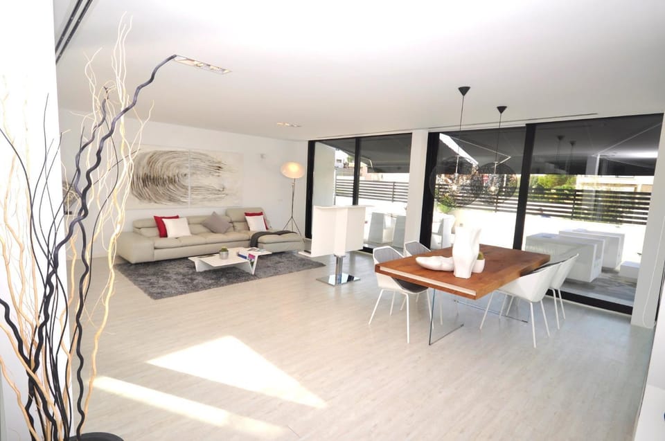 Communal lounge/ TV room, TV and multimedia, View (from property/room), Balcony/Terrace, Living room, Seating area, Dining area