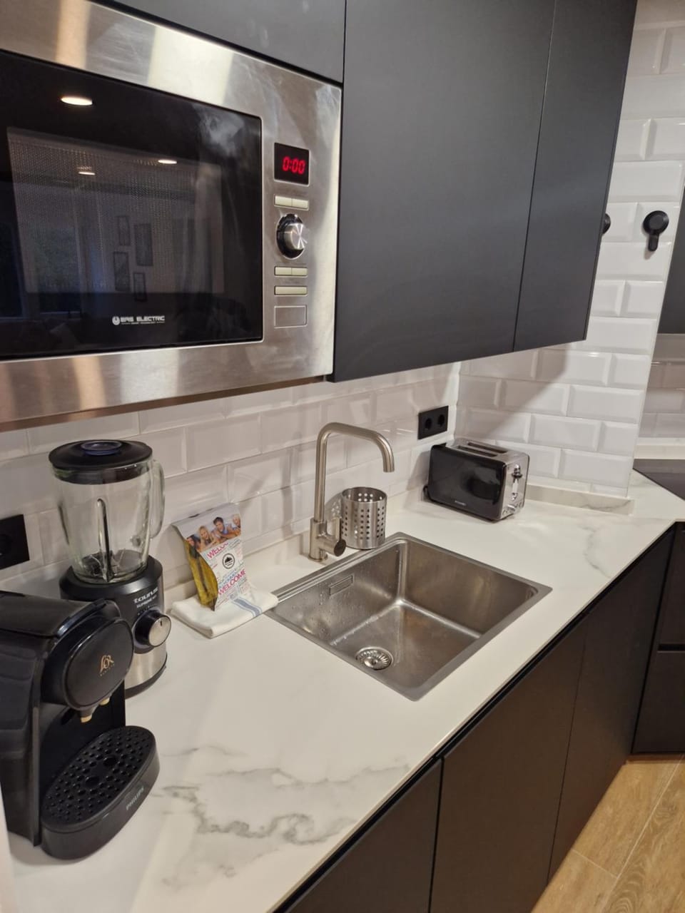 Kitchen or kitchenette, dishwasher, minibar, stove