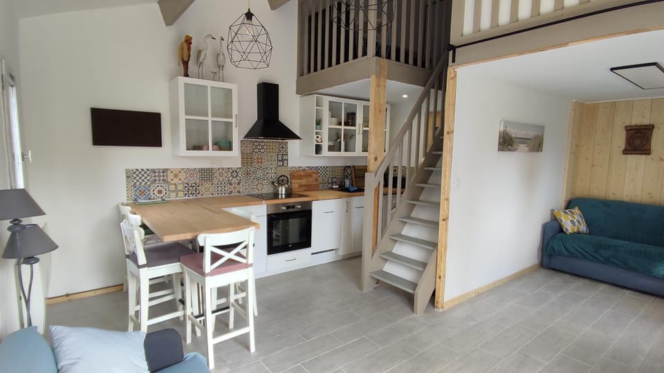 Kitchen or kitchenette, Seating area, Dining area