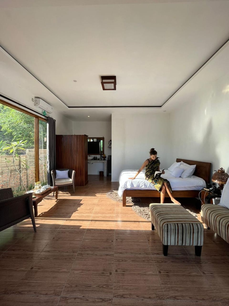 Bed, Living room, Photo of the whole room, Seating area, Bedroom