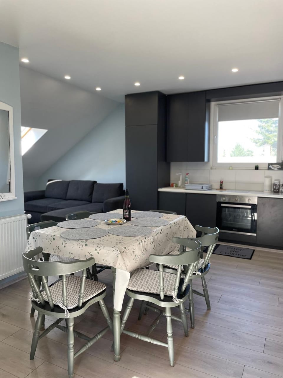 Kitchen or kitchenette, Seating area