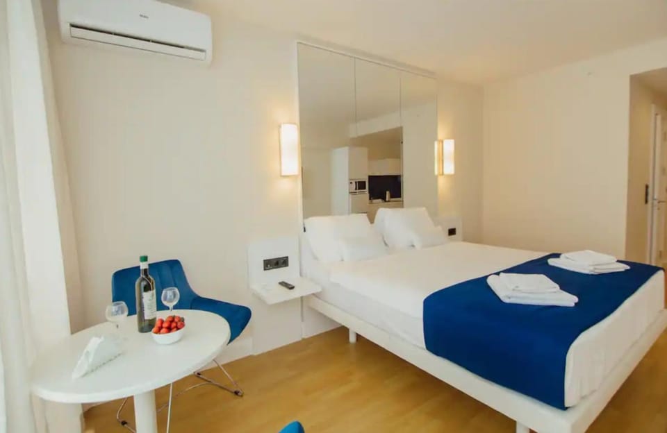 Bed, Photo of the whole room, Bedroom, air conditioner
