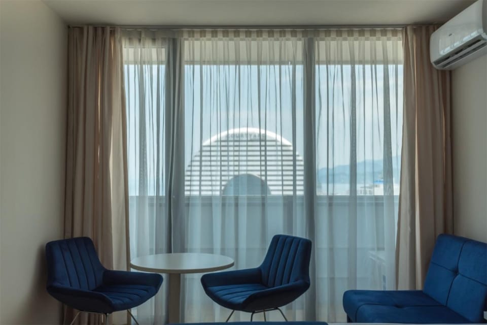 Living room, Seating area, air conditioner