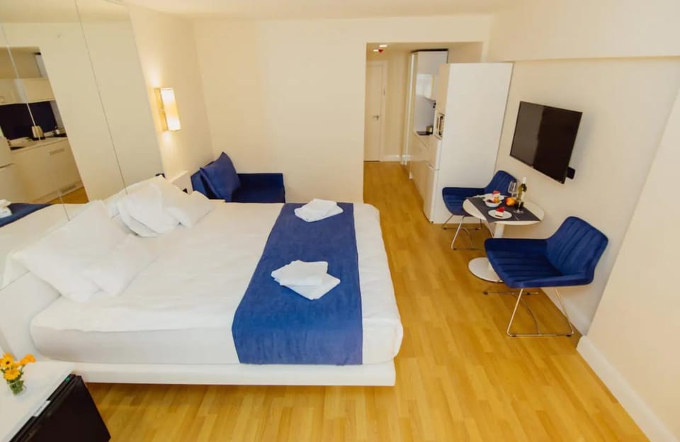 Bed, TV and multimedia, Living room, Seating area, towels