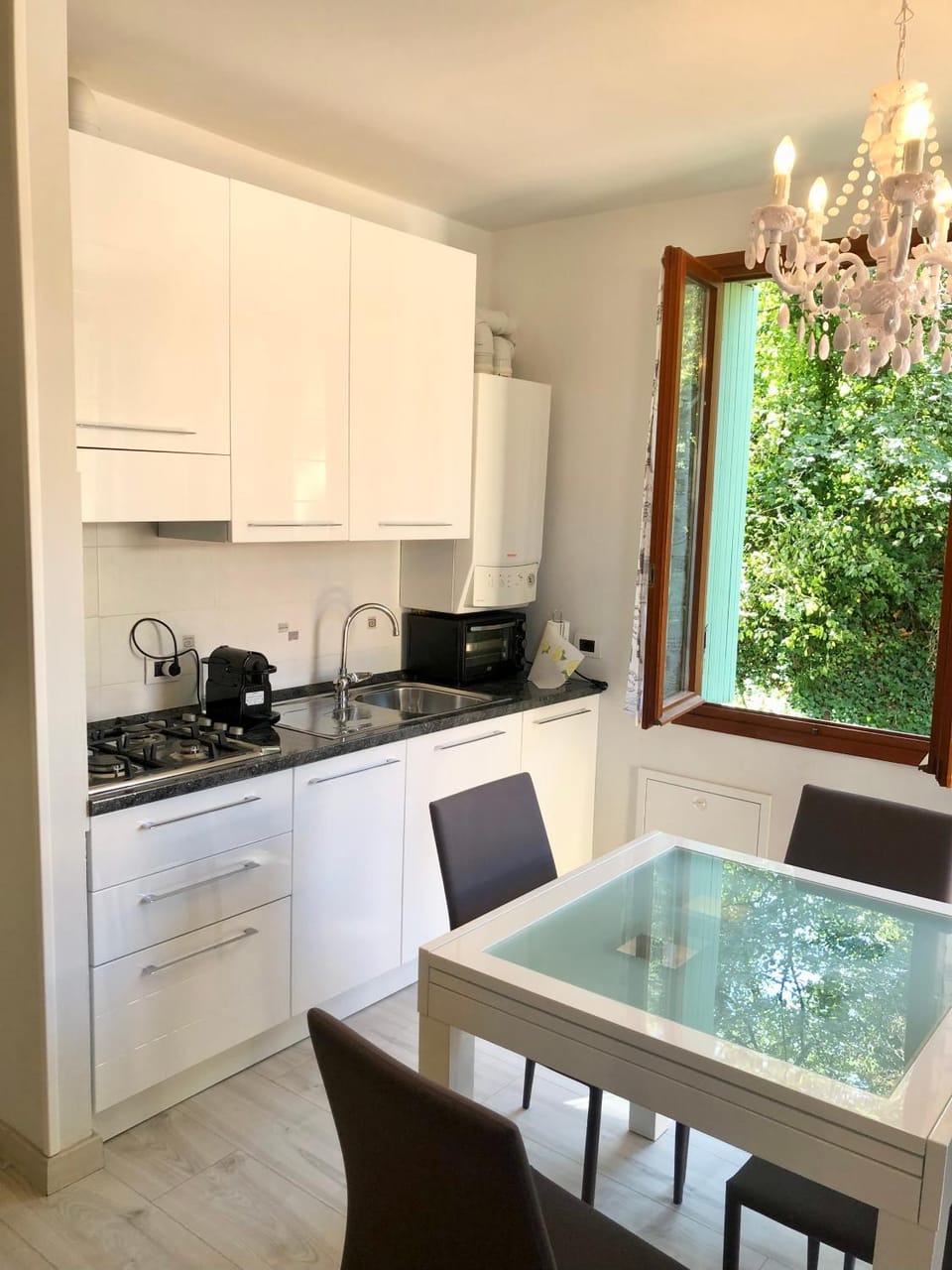 Kitchen or kitchenette, Dining area
