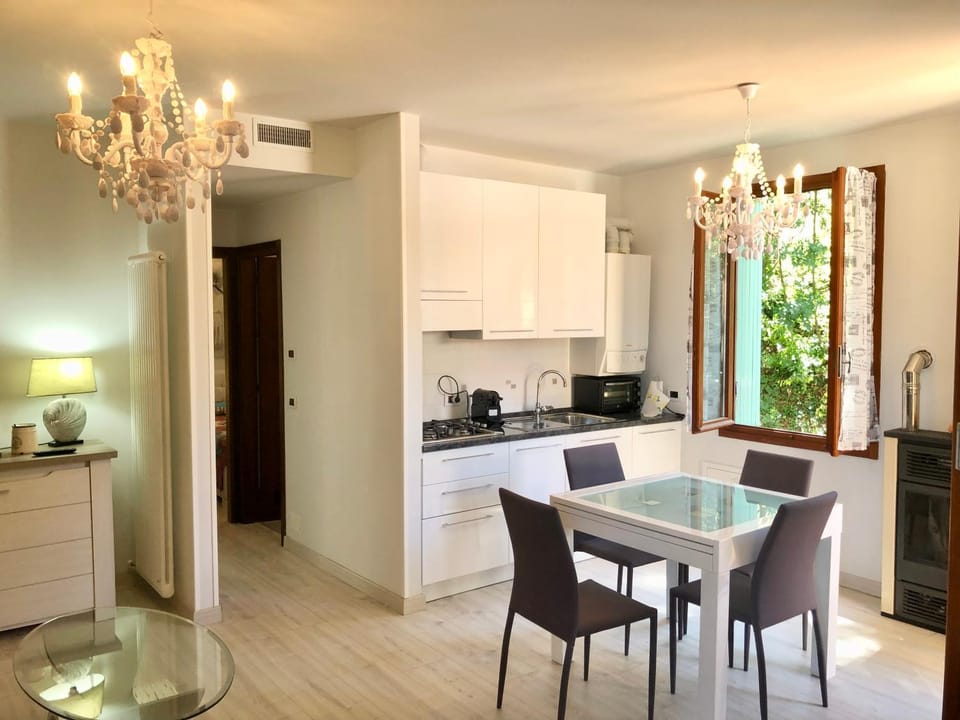 Kitchen or kitchenette, Dining area