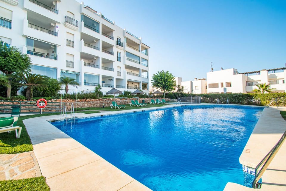 Property building, Day, Pool view, Swimming pool, sunbed