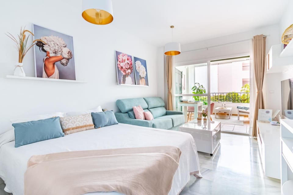Bed, TV and multimedia, Living room, Photo of the whole room, Seating area, Dining area, Bedroom, air conditioner