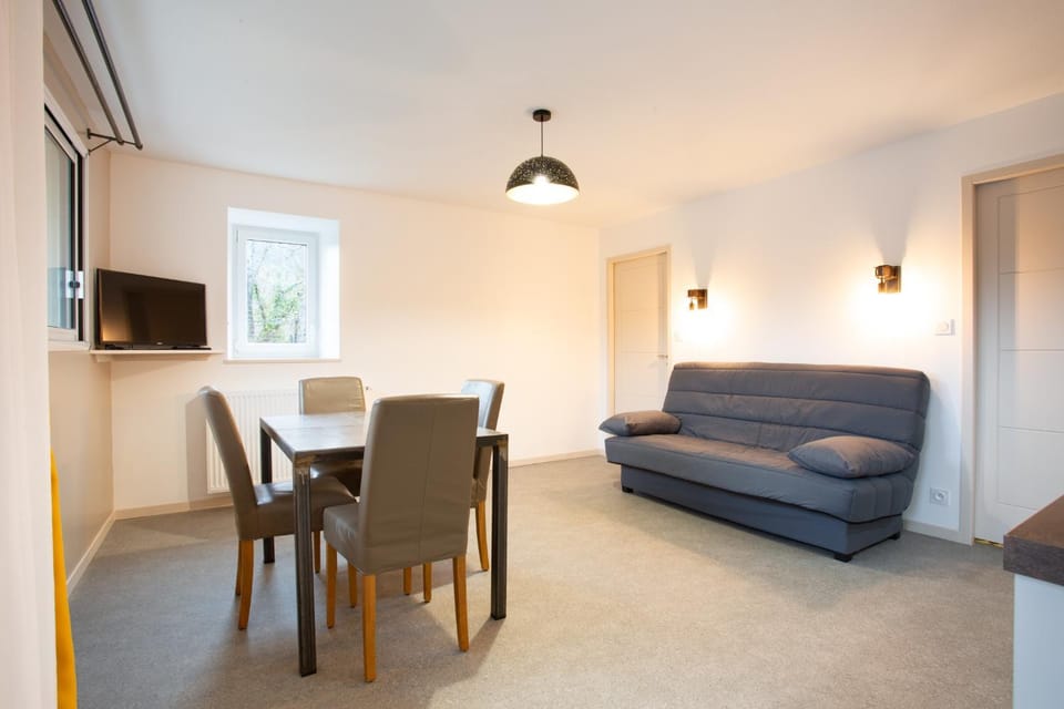 TV and multimedia, Living room, Seating area, Dining area