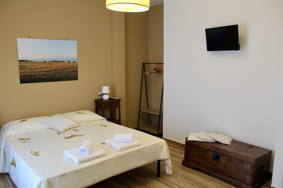 Photo of the whole room, Bedroom