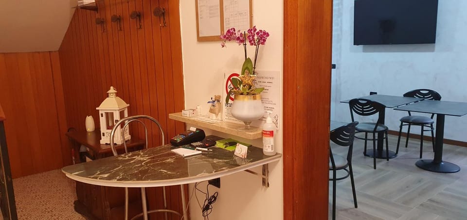 Lobby or reception, Internal: Not applicable to any particular room