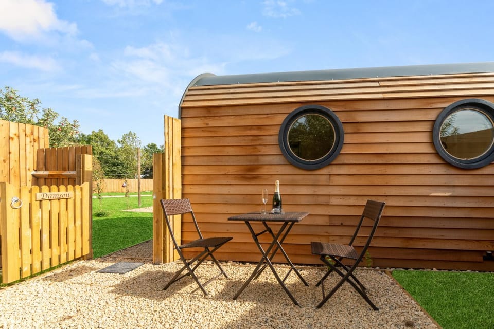 Property building, Patio, Garden, Balcony/Terrace, Dining area