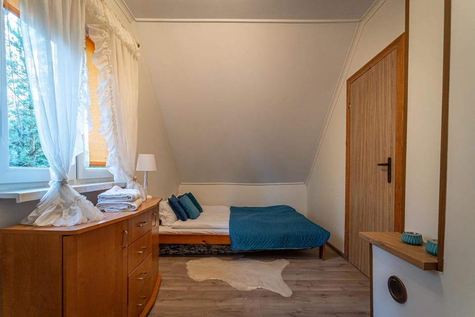 Bed, Day, Photo of the whole room, Bedroom, Garden view, children, furniture, internet, towels, wardrobe