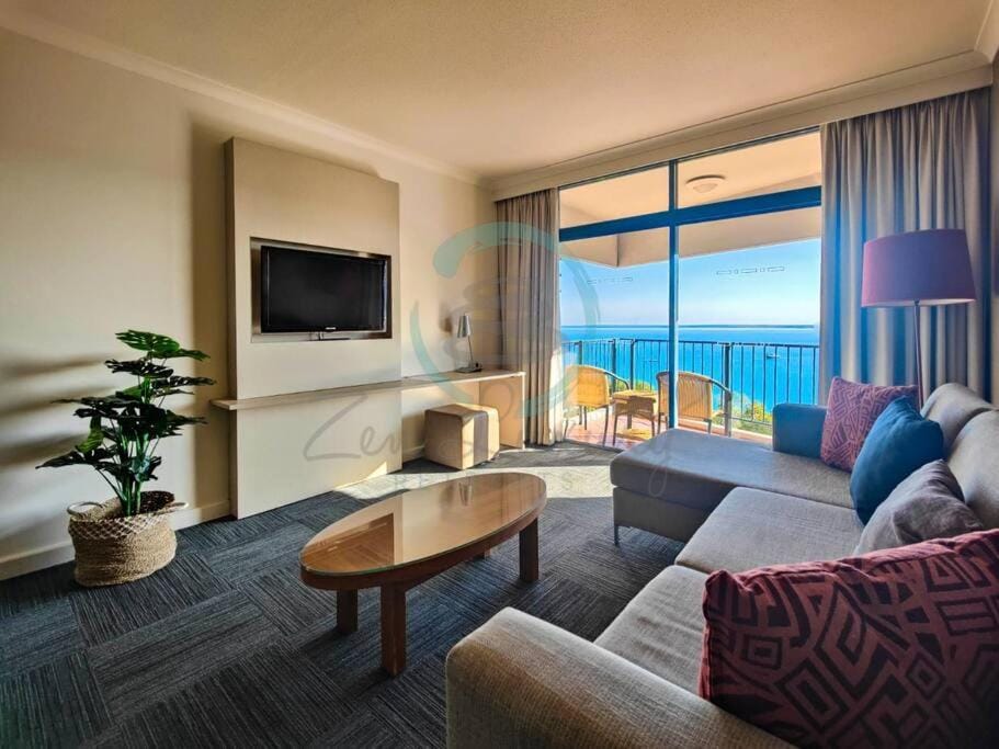 ZEN88 ESPLANADE: 1-BR Top Floor Ocean View Suite Apartment in Darwin