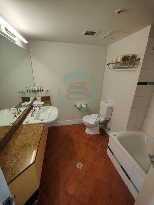 ZEN88 ESPLANADE: 1-BR Top Floor Ocean View Suite Apartment in Darwin