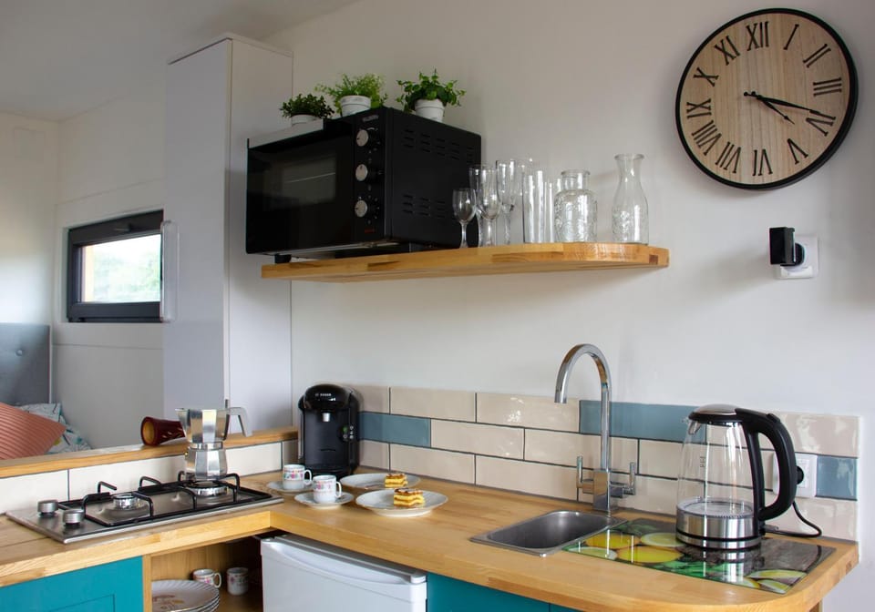 Coffee/tea facilities, Kitchen or kitchenette, stove