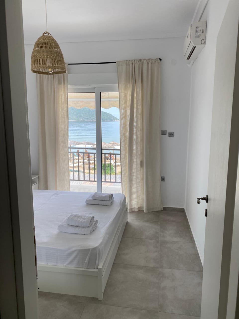 Seafront Apartment Nea Peramos Apartment in Nea Peramos