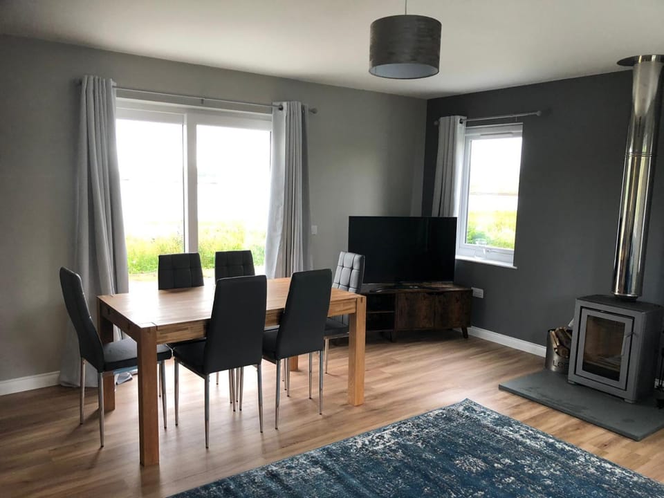 TV and multimedia, Living room, Seating area, Dining area