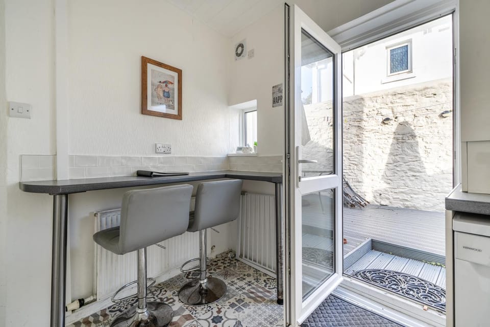 Torquay 3-Bed House Sleeps 6 Pets Ok & Parking House in Torquay