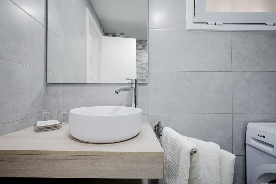 Bathroom, towels
