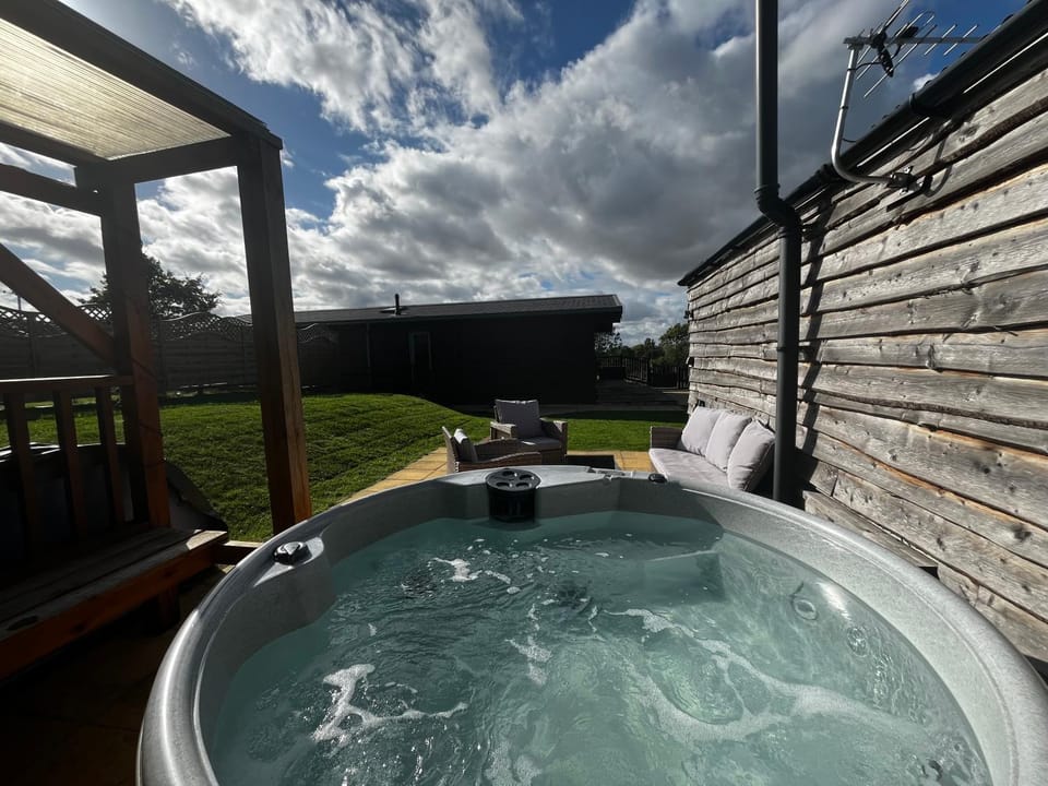 Property building, Garden, Hot Tub, Garden view, Garden view