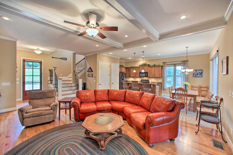 Townville Lakefront Cottage w/ Private Dock! House in Lake Hartwell