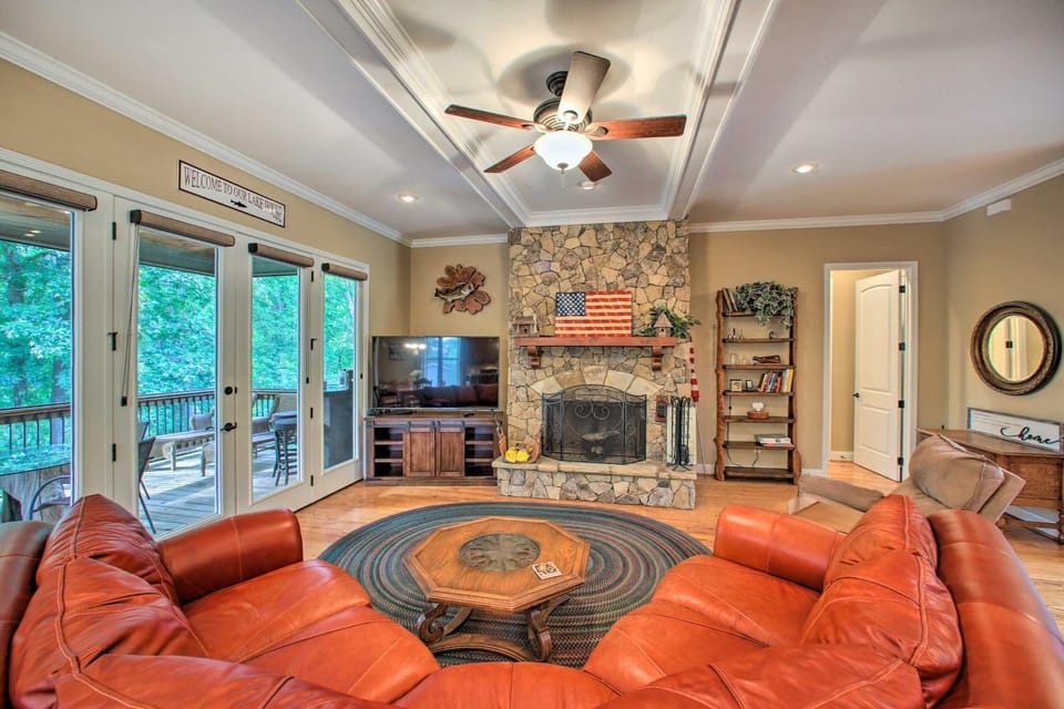 Townville Lakefront Cottage w/ Private Dock! House in Lake Hartwell