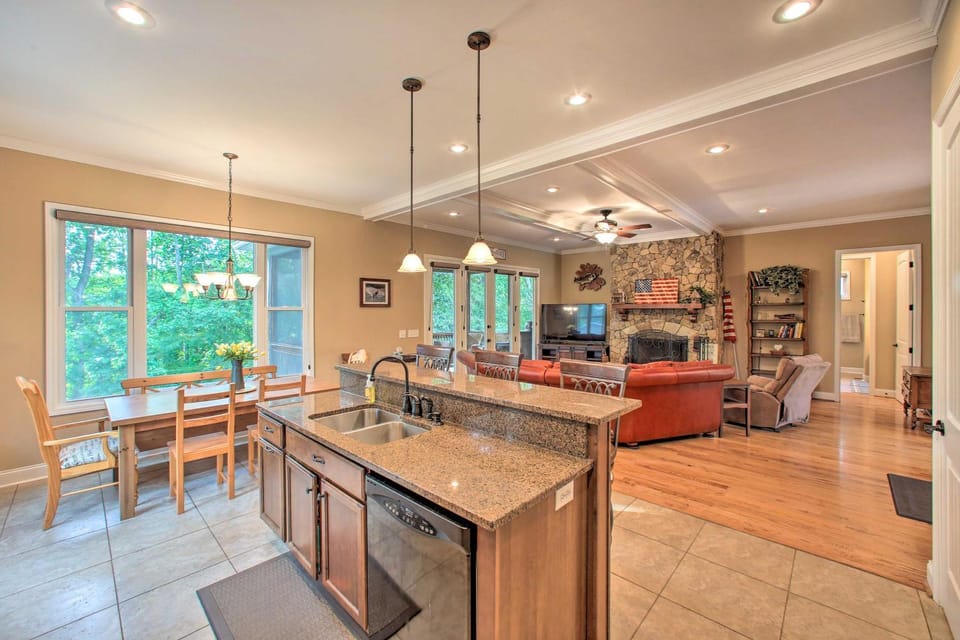 Townville Lakefront Cottage w/ Private Dock! House in Lake Hartwell