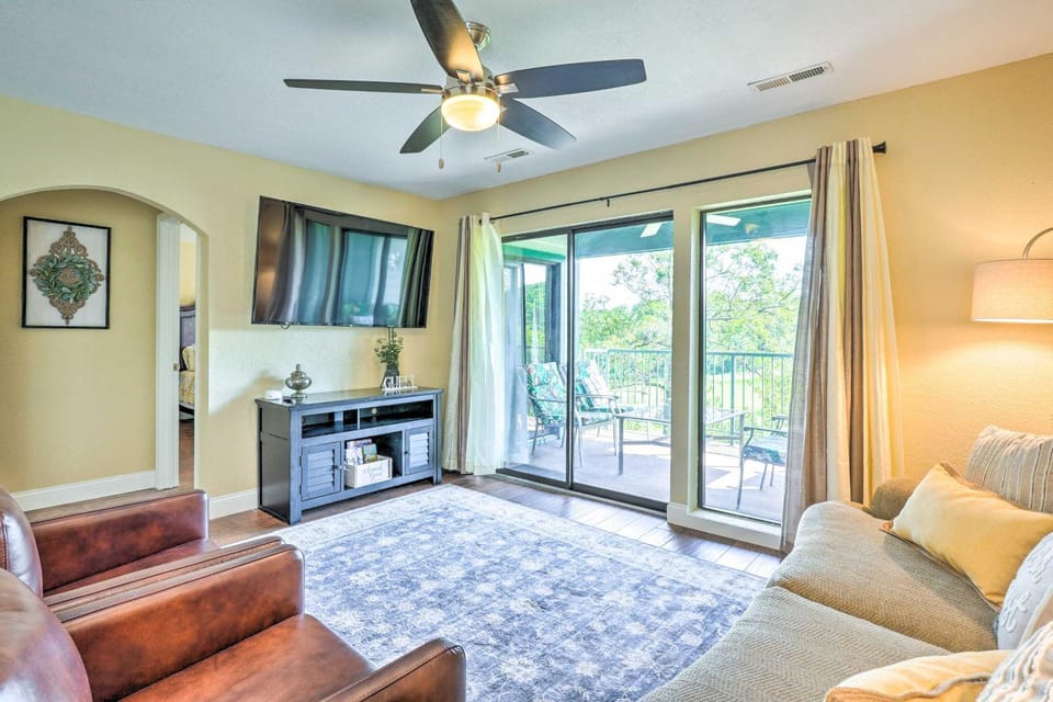 Walk to Strip! Cozy Branson Condo w/ Pool House in Branson