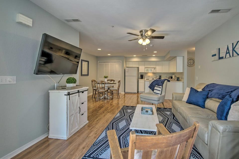 Bright Ozarks Condo w/ Balcony & Lake Views! House in Table Rock Lake