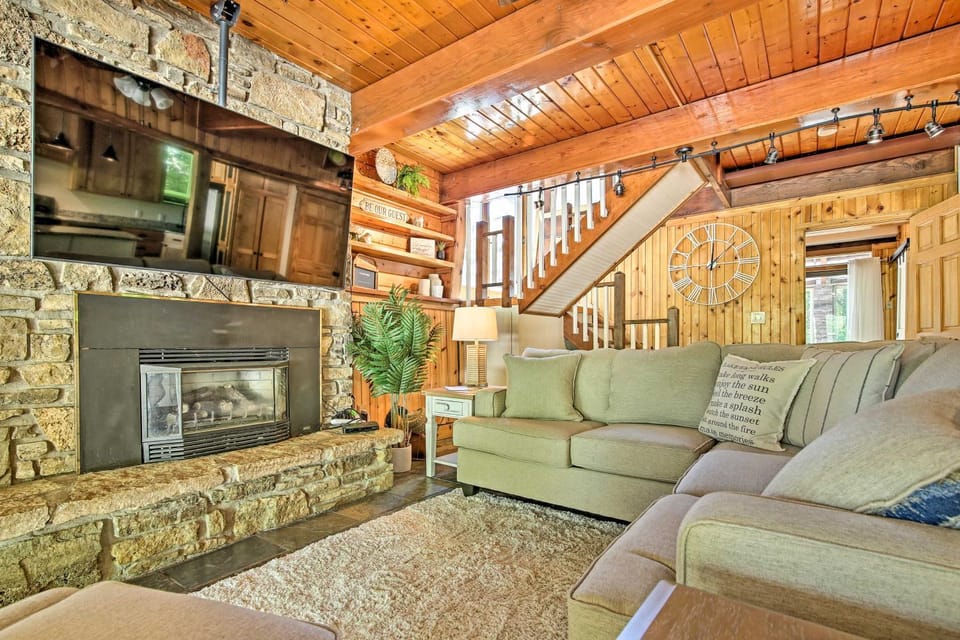 Walk to Tuttle Creek Lake: Secluded Scenic Retreat House in Kansas