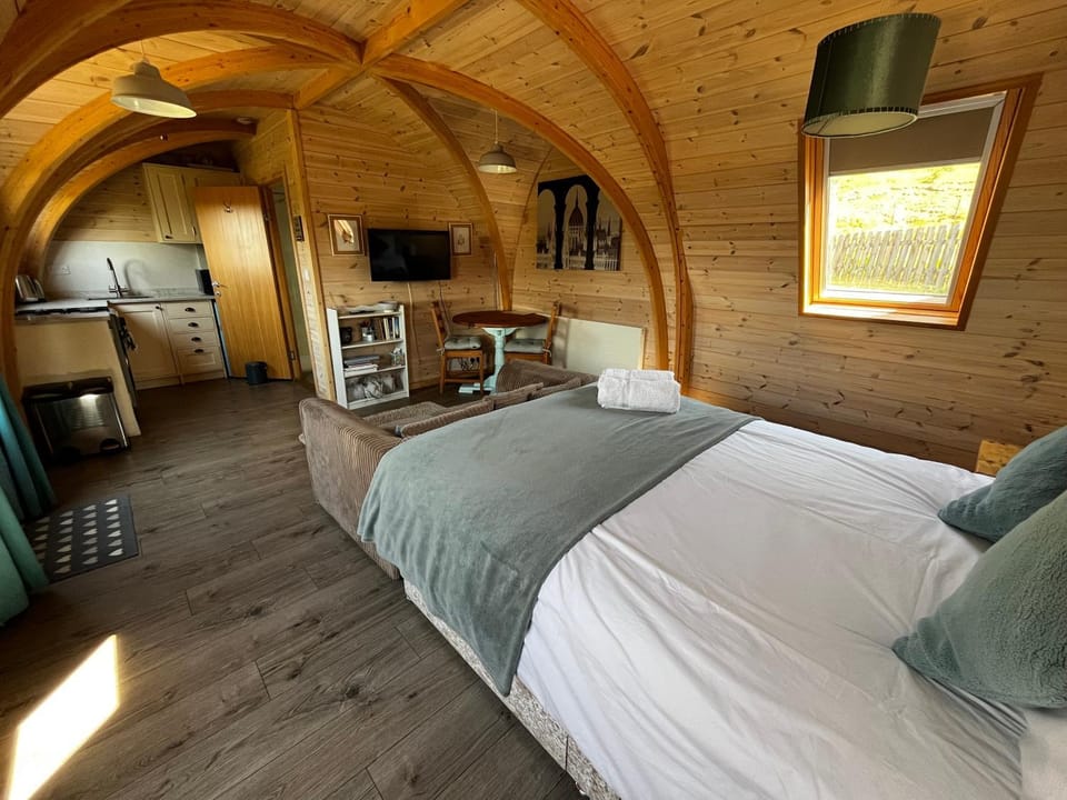 Property building, Bed, People, People, People, Natural landscape, TV and multimedia, Bedroom, kitchen, kitchen