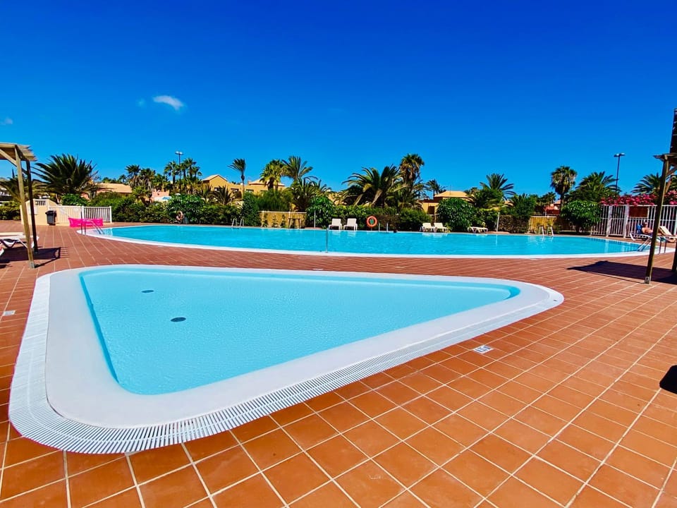 Swimming pool, sunbed