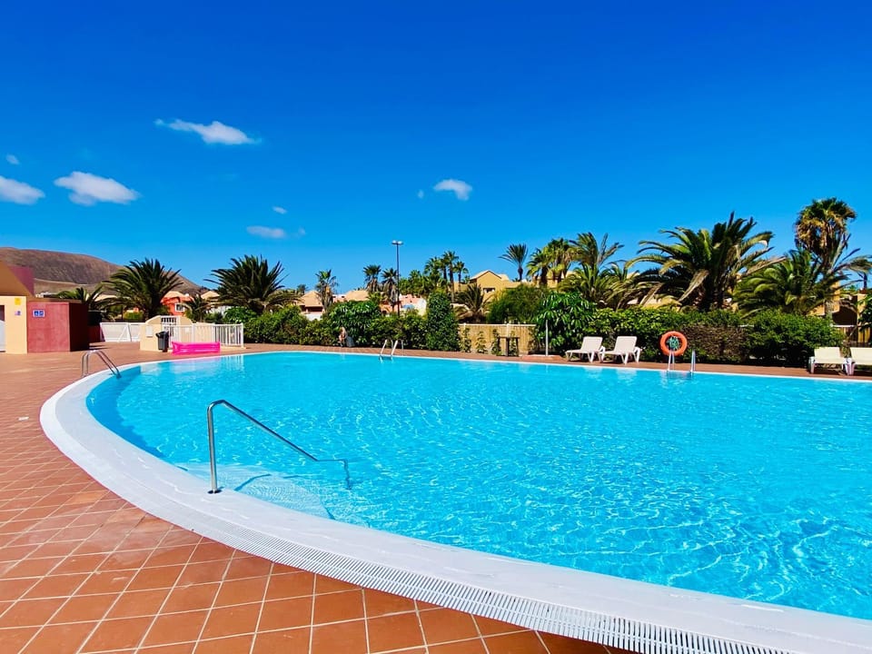 Swimming pool, sunbed