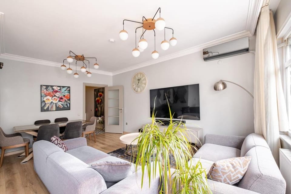 Communal lounge/ TV room, TV and multimedia, Living room, Seating area, Evening entertainment