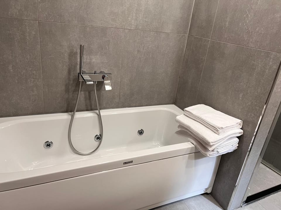 Bathroom, Bath, towels
