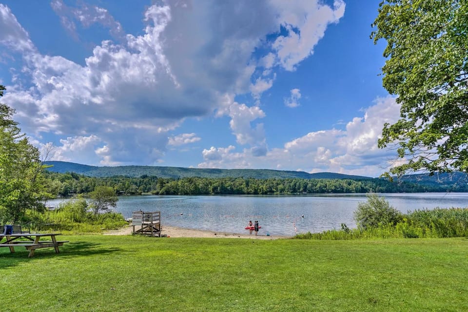 Stockbridge Home: Walk to Town Beach! House in Stockbridge