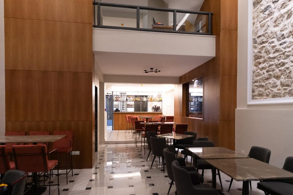 Seating area, Area and facilities