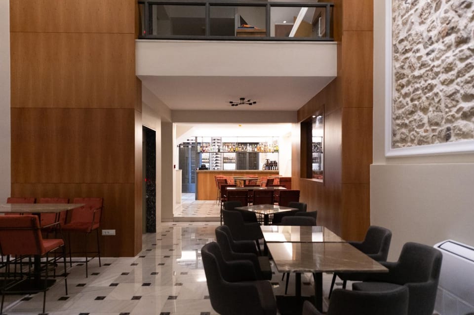 Seating area, Area and facilities