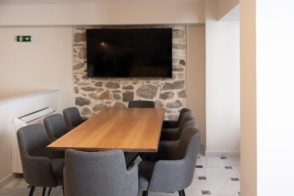 Communal lounge/ TV room, TV and multimedia, Dining area, Meeting/conference room