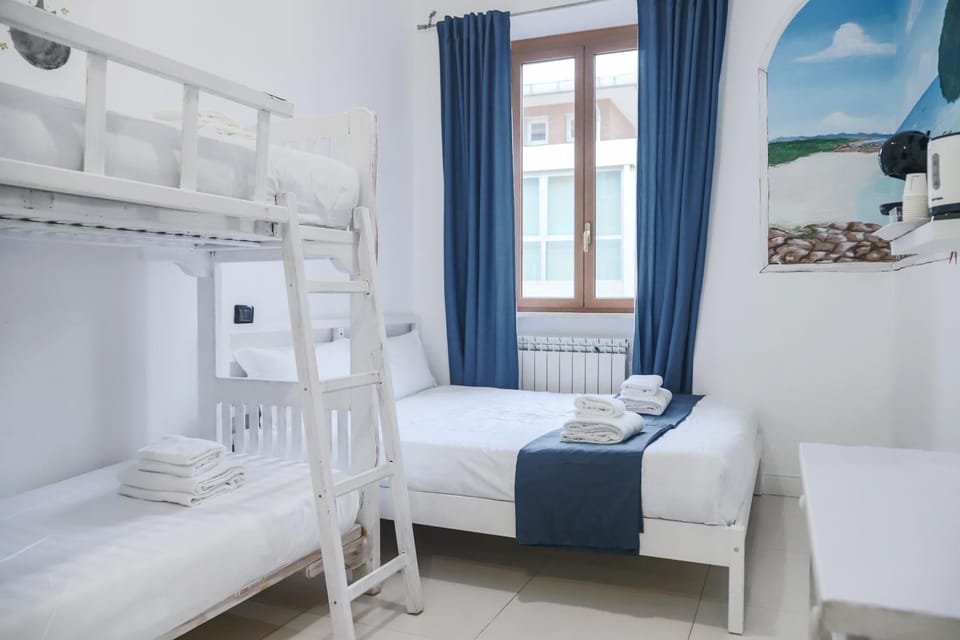 Bed, Photo of the whole room, Bedroom, bunk bed, towels