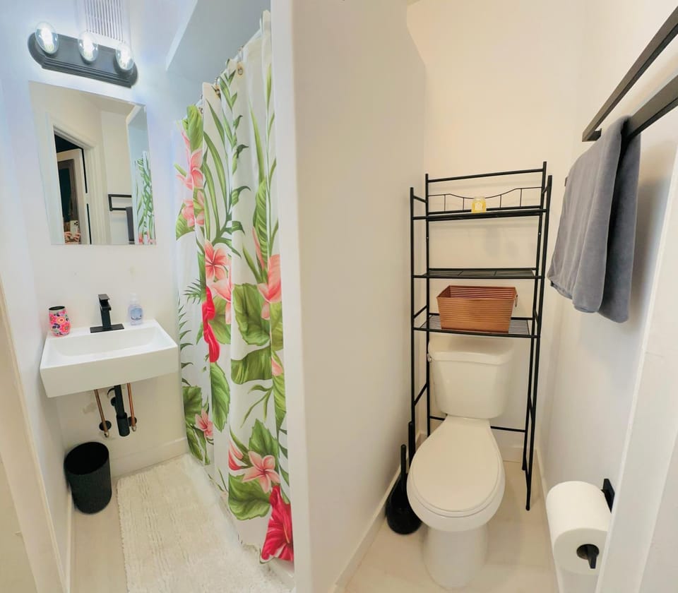 Salthaus West Palm Beach - NEW Saltwater Pool & Spa! Apartment in West Palm Beach