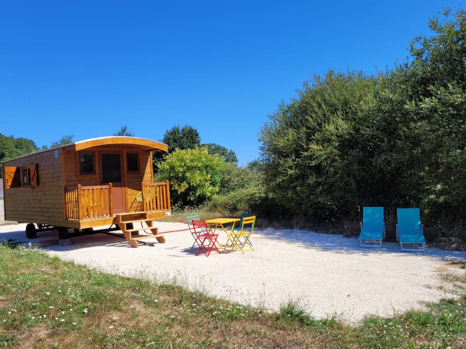 Roulotte à Sapharey Campground/ 
RV Resort in Nouvelle-Aquitaine