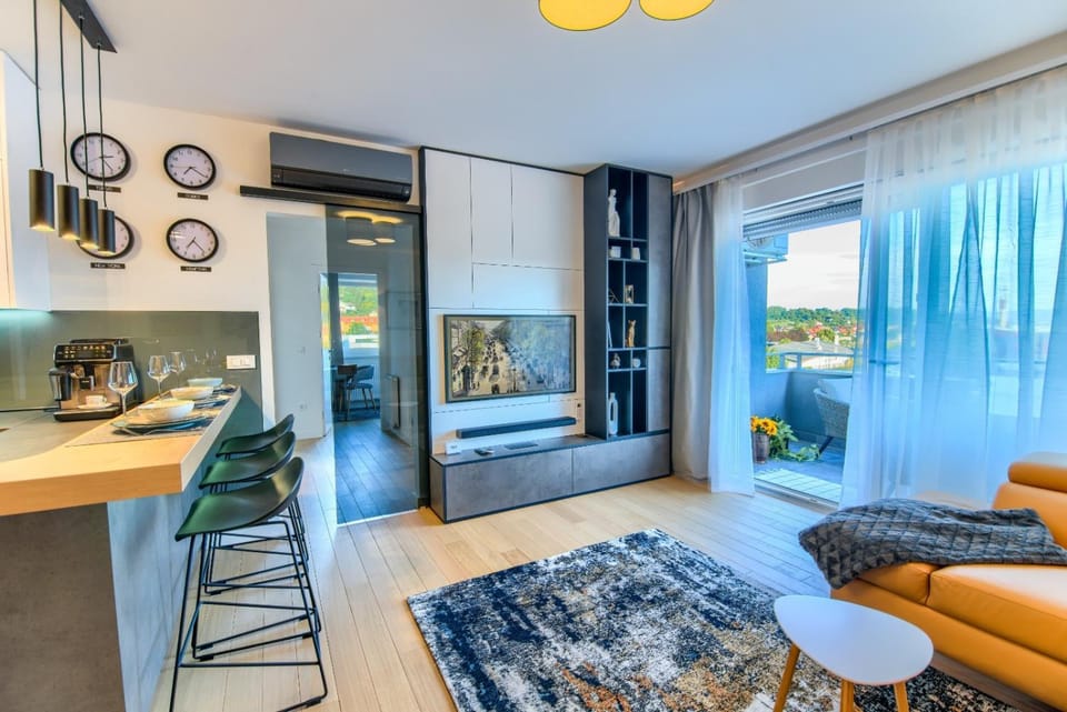 TV and multimedia, Balcony/Terrace, Living room