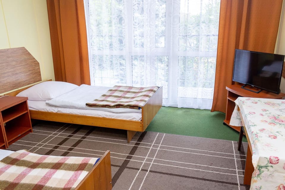 Bed, TV and multimedia, Photo of the whole room, Bedroom