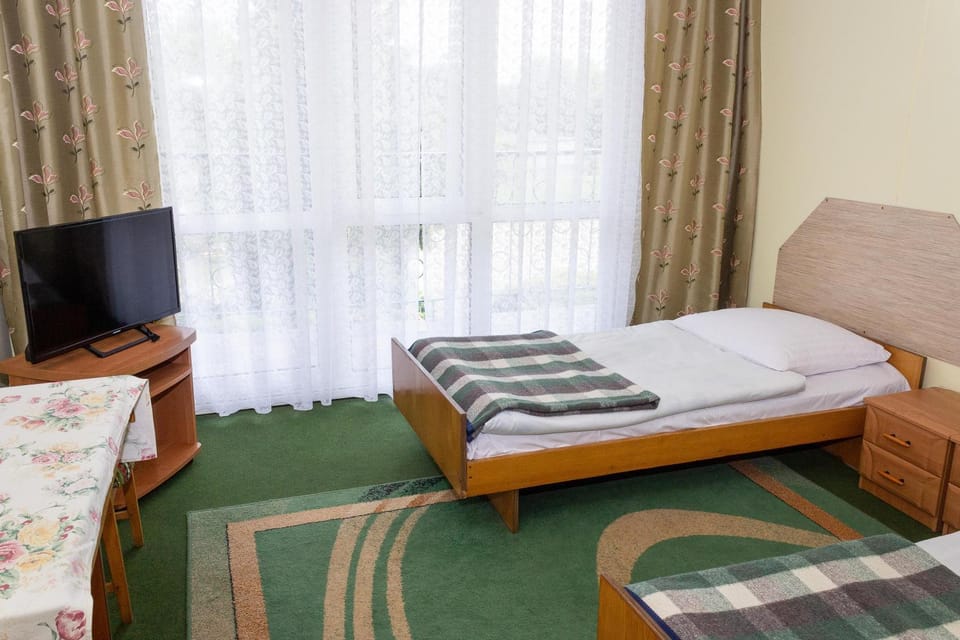 Bed, TV and multimedia, Photo of the whole room, Bedroom