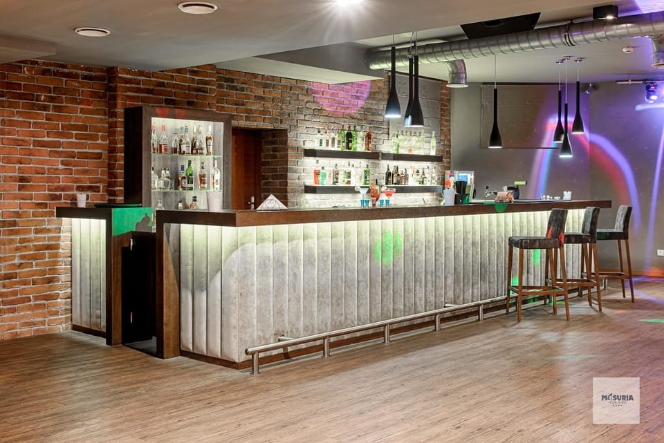 Nightclub / DJ, Lounge or bar